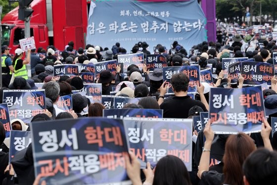 去年9月，韩国全国教师在首尔汝矣岛国会大厦前举行的“9.16旨在敦促国会立法恢复公共教育的机会”上，向国会高喊恢复教师权威的口号。【照片来源：NEWS1】