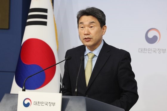 28日上午，韩国副总理兼教育部部长李柱镐在首尔政府办公大楼宣布“教育发展特区第一轮试点地区”选定结果。【照片来源：韩联社】