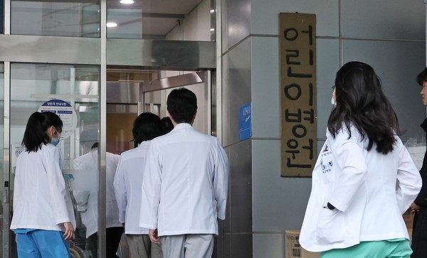 图为本月11日下午医护人员正在进入首尔钟路区首尔大学医院。【照片来源：韩联社】