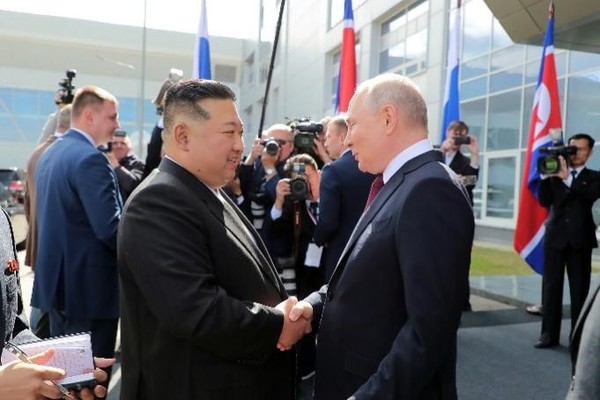 图为去年9月，朝鲜国务委员长金正恩在俄罗斯阿穆尔州的东方航天发射场会见俄罗斯总统普京。【照片来源：劳动新闻=NEWS1】