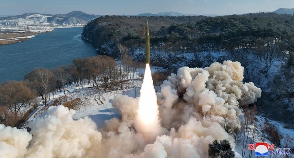 据朝中社今年1月15日报道，朝鲜成功试射了使用固体燃料的高超音速中远程弹道导弹(IRBM)。【照片来源：朝中社=韩联社】