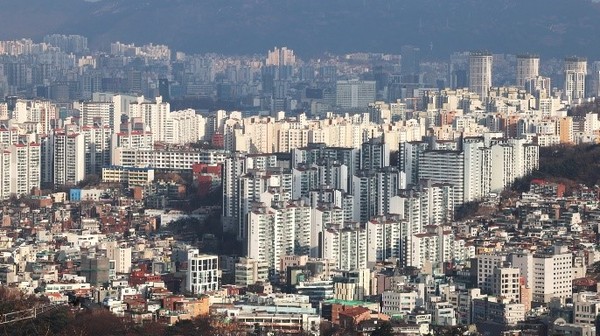 从首尔中区南山俯瞰首尔市中心密集的公寓区。【照片来源：韩联社】