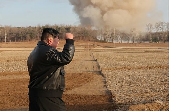 朝鲜20日宣布，新型中远程高超音速导弹固体燃料发动机地面点火试验成功。图为参观炮兵部队齐射训练的朝鲜国务委员长金正恩。【照片来源：NEWS1】