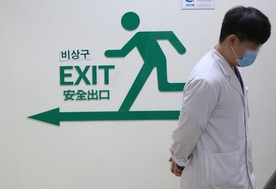图为本月21日大邱某大学医院的医务人员正在走动。【照片来源：韩联社】