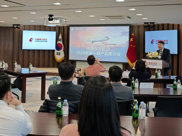 中国东方航空韩国营销中心负责人杨纯斐先生在东航产品推介会上致辞。