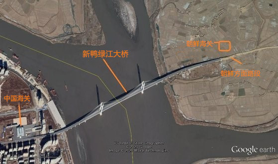 在中方援助下修建的新鸭绿江大桥。朝鲜自今年1月起为防止新型冠状病毒肺炎(COVID-19)疫情扩散而暂停项目施工，该项目已于4月12日起重新启动。【照片来源：谷歌地图截图】