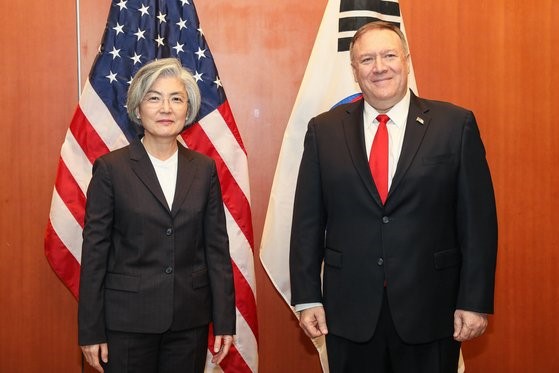 图为今年1月14日，韩国外交部长康京和与美国国务卿蓬佩奥在加利福尼亚帕洛阿托举行了韩美外长会谈。【照片由韩国外交部提供】