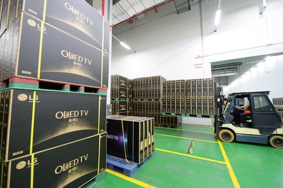 LG电子龟尾工厂等待发货的LG OLED电视机产品。【中央照片库】