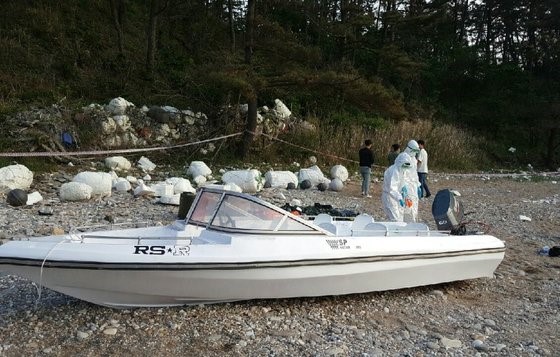 图为海警正在对5月23日上午在忠南泰安郡所远面海边发现的小型摩托艇进行调查。据推测这艘摩托艇是偷渡入境的中国人所乘。【照片由泰安海警提供】