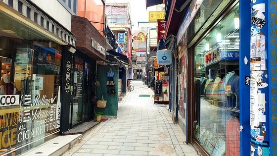 6月2日，来访首尔市中区明洞商业街的游客大大减少，图为冷清的明洞繁华街 【尹相彦 记者】