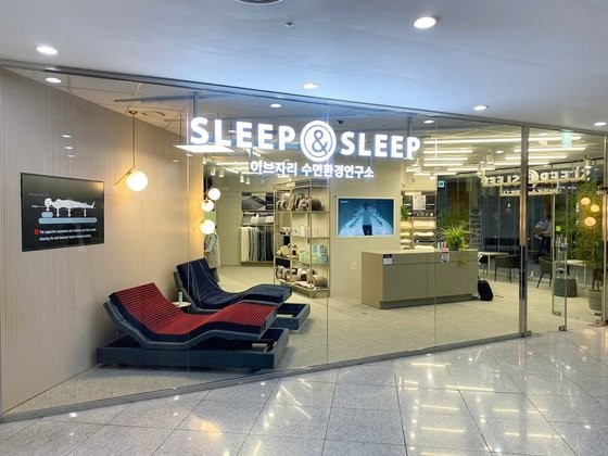 图为“Evezary”在亚洲大学医院设立的第一家“SLEEP&SLEEP”专卖店。【照片来自Evezary】
