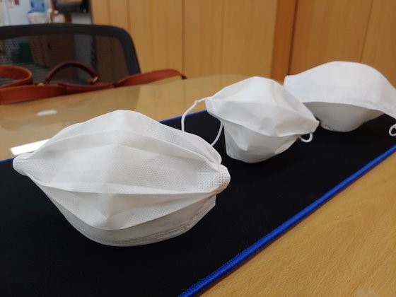 结合防霾口罩和一次性医用外科口罩的优点生产的防飞沫口罩从6月5日起在韩国上市。【金敏旭 记者】