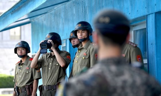 图为2018年在板门店警戒的朝鲜军人，头上戴着防弹头盔。【照片来自联合摄影记者团】