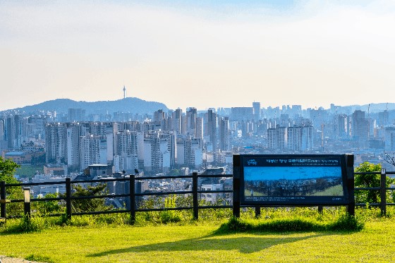 拥有壮丽日出景观的东大门拜峰山。站在山顶可以眺望到南山等首尔各处的风景。山间木板路也是网红打卡胜地。【照片来自首尔旅游基金会】