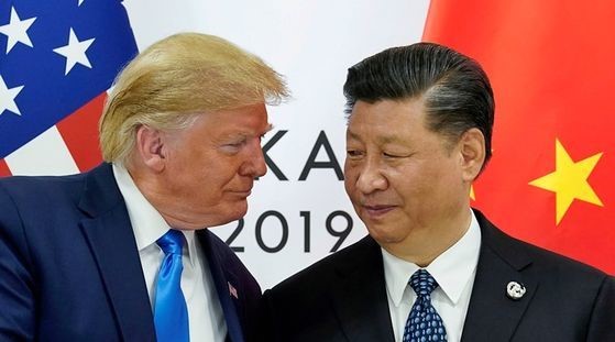 美国总统特朗普(左)与中国国家主席习近平。图为去年6月29日在日本大阪举行的二十国集团峰会(G20)期间两位领导人单独会晤时的照片。