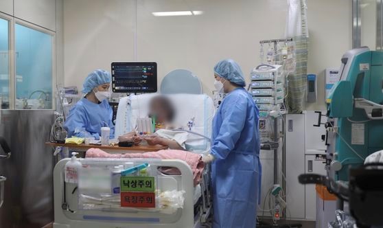 近日翰林大学圣心医院完成韩国首例新冠肺炎患者的肺移植手术。图为接受肺移植手术的患者。【照片来自翰林大学圣心医院】