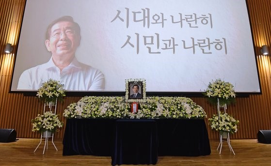 图为7月13日首尔市中区首尔市政府内举行的朴元淳市长遗体告别仪式。【照片来源：共同记者团】