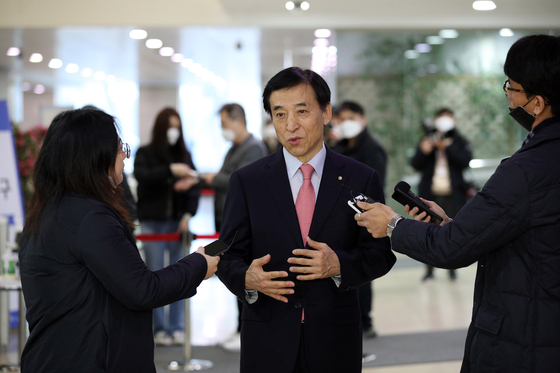 图为3月20日韩国央行行长李柱烈在向记者说明韩美货币互换协议的达成背景与意义。【照片来源：韩国央行】