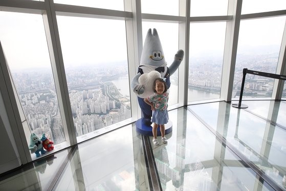 凭借世界最高的玻璃地面瞭望台被列入吉尼斯世界纪录的118楼“Skydeck”。张振荣 记者