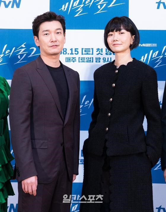 图为8月11日下午，演员曹承佑和裴斗娜出席网络直播的tvN新周末连续剧《秘密森林2》的制作发布会，两人正在摆出造型接受记者们拍照。【照片由tvN提供】
