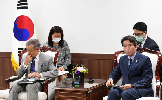 8月18日，韩国统一部长李仁荣(右)在首尔政府大楼部长办公室会见上任后第一个约见的美国驻韩大使哈里·哈里斯。【2020年08月18日 金相铣 记者 】