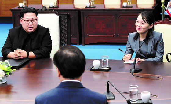 图为在京畿道坡州市板门店和平之家举行的“2018韩朝首脑会谈”上，朝鲜国务委员长金正恩(左)正在进行开场发言，右侧是劳动党中央委员会第一副部长金与正。【青瓦台摄影记者团】