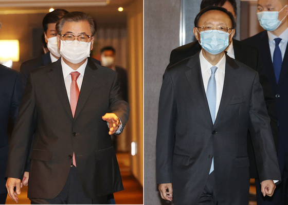 韩国国家安保室长徐薰(左)与中国共产党主管外交政策的政治局委员杨洁篪(右)