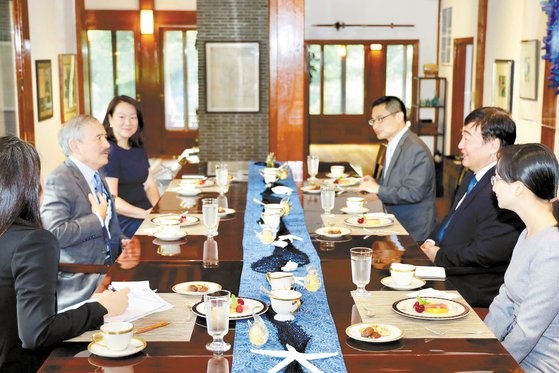 驻韩美国大使哈里•哈里斯7月22日在首尔驻韩美国大使官邸会见了驻韩中国大使邢海明，共同探讨中美关系。