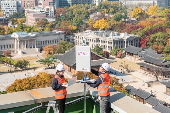 LG U+的工作人员正在首尔市政府基站设置5G设备。【图片来自LG U+】 