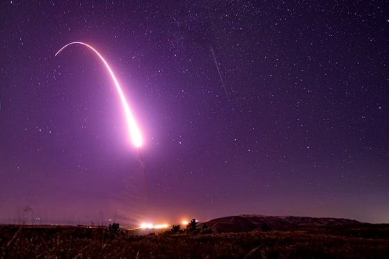 去年10月2日(当地时间)，在美国加利福尼亚州范登堡空军基地发射的“民兵3”洲际弹道导弹(ICBM)正在飞向空中。该导弹并未搭载核弹头。【图片来自美国空军】