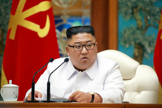 朝鲜7月25日召开劳动党中央委员会政治局紧急扩大会议。图为主持会议的金正恩国务委员长【中央图片库】
