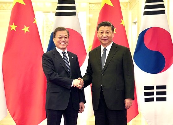 图为去年12月23日，韩国总统文在寅与中国国家主席习近平在中国北京人民大会堂举行领导人会谈前握手致意。【照片由青瓦台提供】