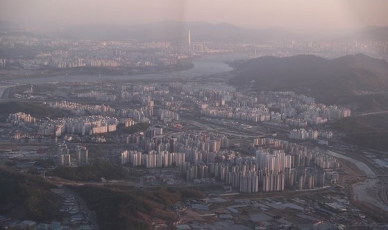 今年韩国九里市住宅价格涨幅超18%，在首都圈房价涨幅中独占鳌头。图为从九里市可以看到乐天世界大厦和汉江。【青瓦台摄影记者团】