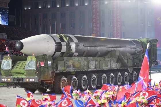 朝鲜在劳动党建党75周年阅兵仪式上公开的新型ICBM武器。