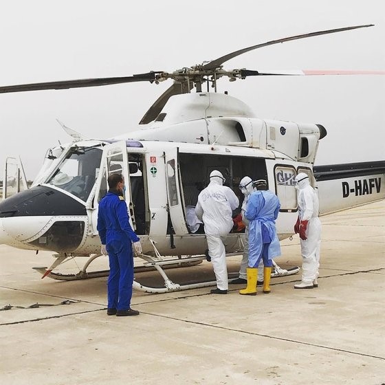 隶属于世粮署的联合国人道主义空运组织通过空运方式输送粮食和患者。【图片来自崔东旭】