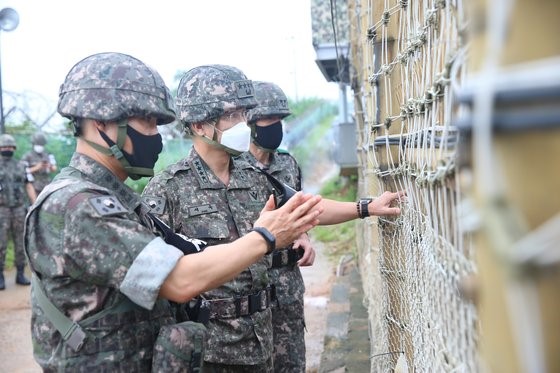 今年8月，时任韩国陆军参谋总长的国防部长徐旭在江原道铁原郡前方观测站对官兵的GOP警戒活动进行指导。【照片由陆军提供】