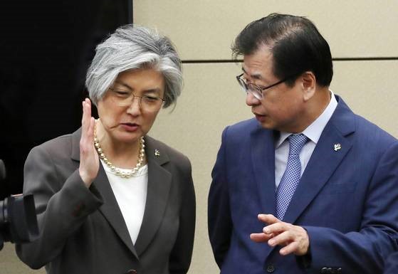 韩国外交部长康京和(左)与青瓦台国家安全室长徐薰。【青瓦台摄影记者团】