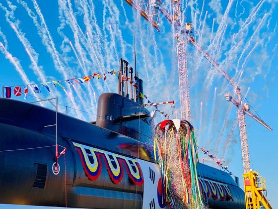 11月10日，韩国在玉浦造船厂举行的海军中型潜艇“安武号”下水仪式上鸣放礼炮。【朴容韩 记者】