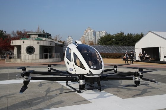 图为11月16日下午，韩国大邱市和寿城区联合在大邱寿城池附近举行了“无人机出租车”试飞活动。【照片由大邱市提供】