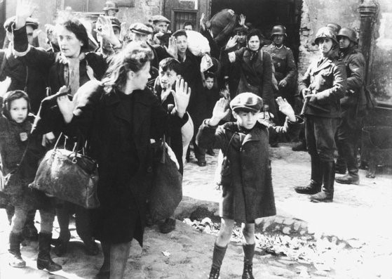 图为1943年起义受到镇压后被拉走的犹太人。 【图片来自德国国家档案馆】