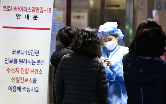 图为12月13日晚间，光州广域市全南大学医院筛查诊疗所仍在进行新冠病毒检测。【自由撰稿人 张正弼】