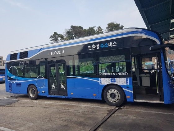 首尔市表示，12月15日起在首尔公交车公司“大元旅客”运营的370路公交车队伍中引进1辆氢能公交车，22日将再增加3辆。图为环保氢能公交车。【图片来自首尔市】