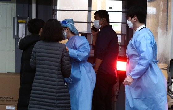 图为12月13日晚间，光州广域市全南大学医院筛查检测站仍在开展新冠病毒检测。【自由撰稿人 张正弼】