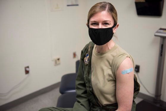 图为12月29日，在全罗北道群山空军基地，美国官兵正在接受新型冠状病毒肺炎(COVID-19)疫苗第一轮接种工作。【照片由驻韩美军司令部提供】