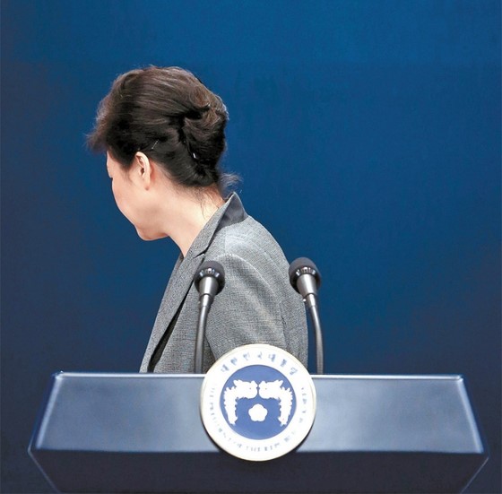 图为2016年11月29日，时任韩国总统朴槿惠在青瓦台就亲信干政事件进行了第3次国民谈话后转身离场。  【金成龙 记者】