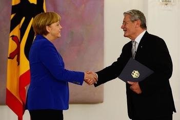 来自东德的德国总理默克尔(左)和总统约阿希姆·高克(在任期间为2012年至2017年)。【图片来自雷内·史塔克(音)和Creative Commons】