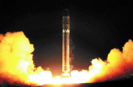 2017年11月29日，朝鲜成功试射了火星-15号洲际弹道导弹。【图片来自《劳动新闻》】