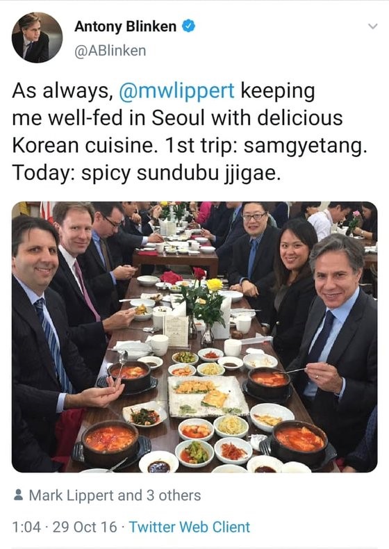图为现任美国国务卿布林肯在2016年访韩时品尝嫩豆腐汤后发布的推特内容。【图片来源：推特截图】