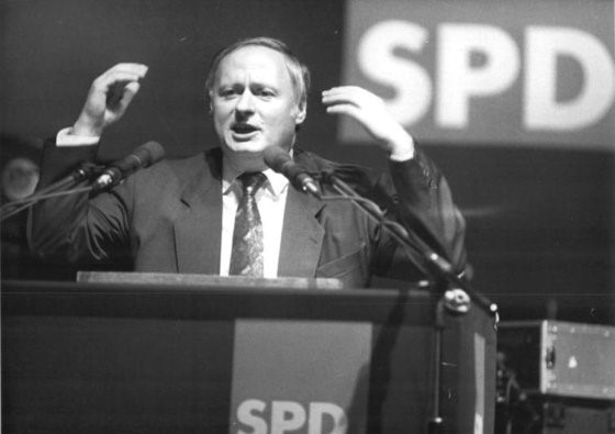 图为奥斯卡·拉方丹作为德国社会民主党(社民党，SPD)联邦总理候选人参加1990年德国议会选举。他退出社民党后加入了民主社会主义党(民社党，PDS)。【图片来自德国国家档案馆·Wiki Media】