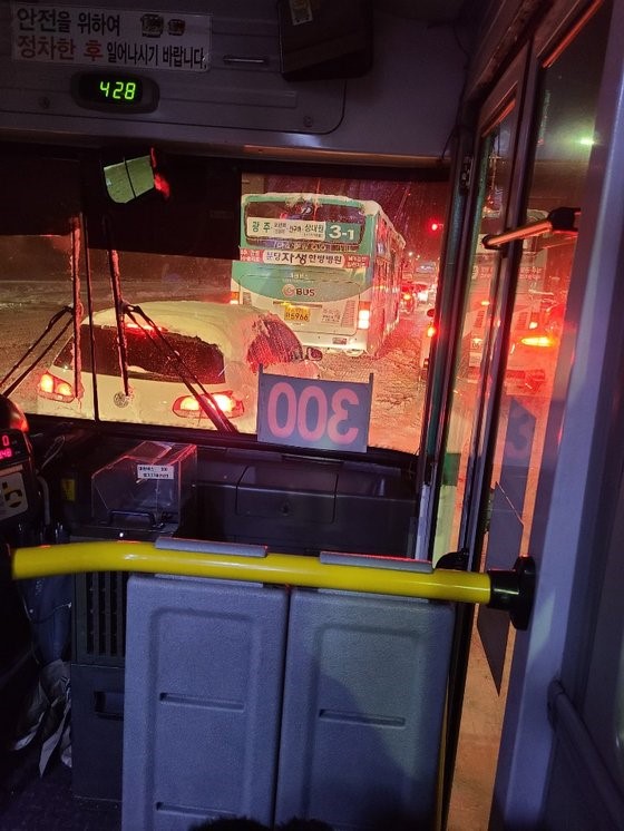 图为1月7日凌晨4点28分，被困在京畿道城南二梅洞开往光州的公交车上超过7小时的李智惠拍摄的照片。【照片由李智惠提供】